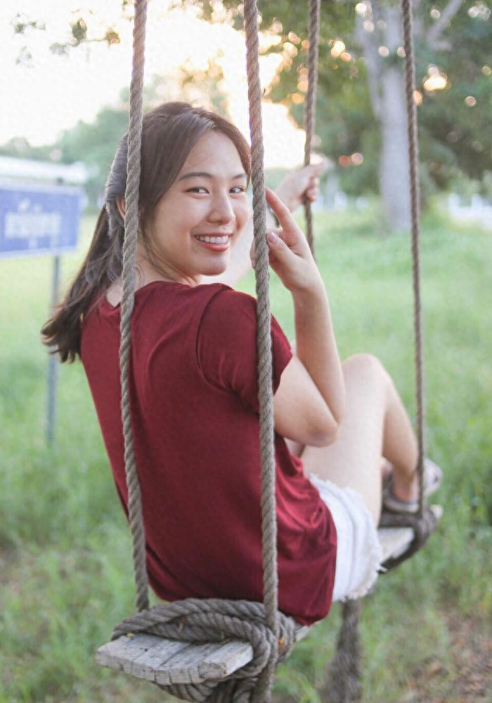 泰国版奶茶妹，她因手捧奶茶回眸一笑走红，真实身份令网友惊讶