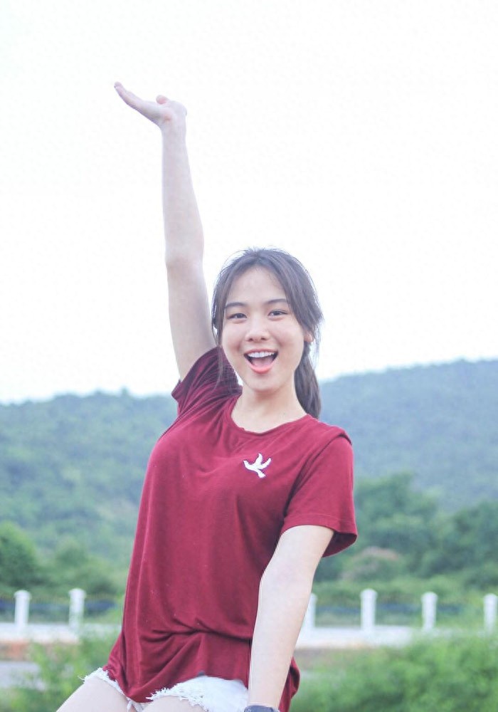 泰国版奶茶妹，她因手捧奶茶回眸一笑走红，真实身份令网友惊讶