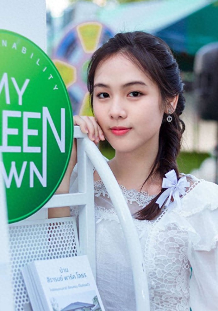 泰国版奶茶妹，她因手捧奶茶回眸一笑走红，真实身份令网友惊讶