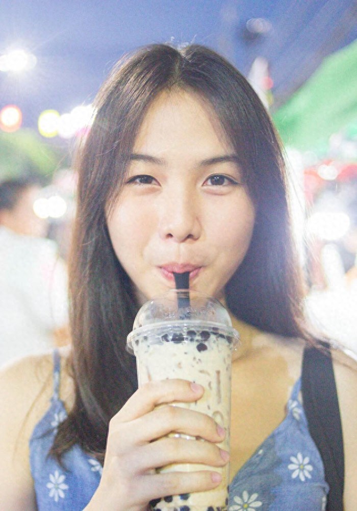 泰国版奶茶妹，她因手捧奶茶回眸一笑走红，真实身份令网友惊讶
