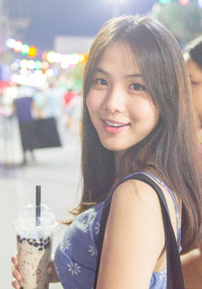 泰国版奶茶妹，她因手捧奶茶回眸一笑走红，真实身份令网友惊讶