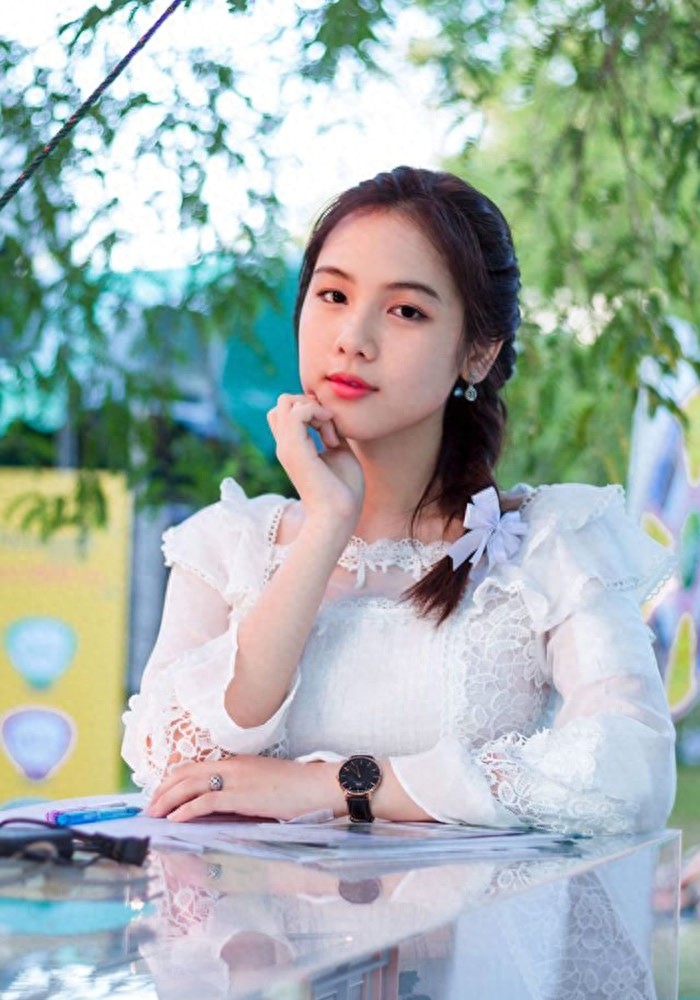 泰国版奶茶妹，她因手捧奶茶回眸一笑走红，真实身份令网友惊讶