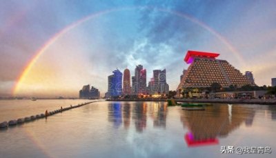 卡塔尔系君主立宪制酋长国，埃米尔为国家元首兼武装部队最高司令