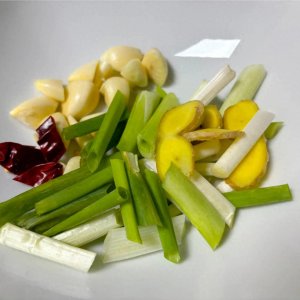 家庭版铁锅炖鱼教程：肉香味美，配上应季蔬菜，能量满格