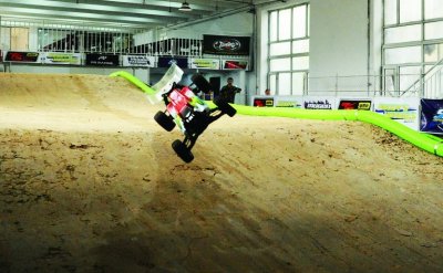 ​遥控模型赛车：速度像闪电，腾空越障碍